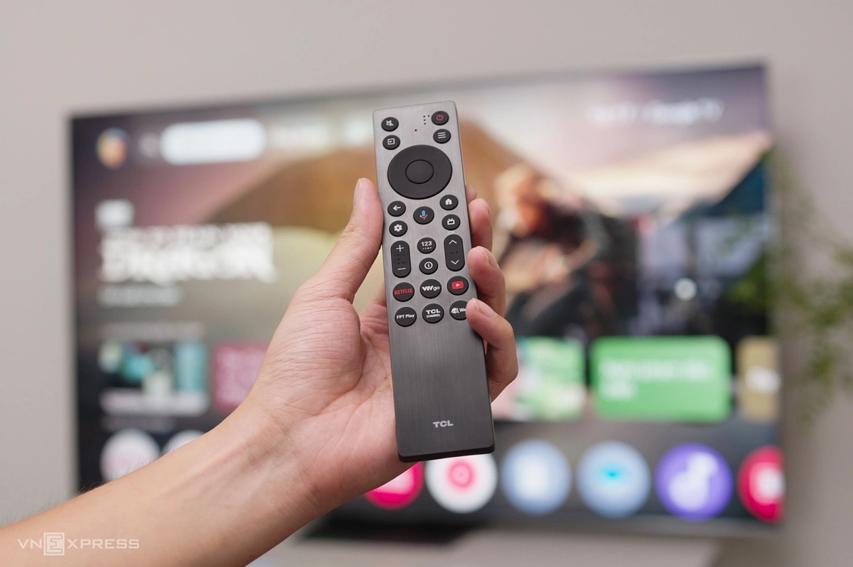 Thị trường TV đầu năm 2026 với xu hướng công nghệ RGB mới rõ nét nhưng TCL vẫn trung thành với Mini LED ở dòng sản phẩm cao cấp nhất của mình tại thị trường Việt Nam. SQD-Mini LED C8L là một trong những mẫu hiếm hoi hiển thị 100% dải màu BT.2020, độ sáng cao 6.000 nit và hệ thống loa hàng hiệu Bang&Olufsen. Ưu điểm: - Hiển thị màu sắc bắt mắt, màu đen sâu, tương phản cao - Loa tích hợp có chất lượng âm thanh tốt - Thiết kế cao cấp, viền siêu mỏng - Hệ điều hành Google TV mượtNhược điểm: - Giá bán khó tiếp cận với thương hiệu tại Việt Nam - Màu đỏ trong một số trường hợp hơi rực