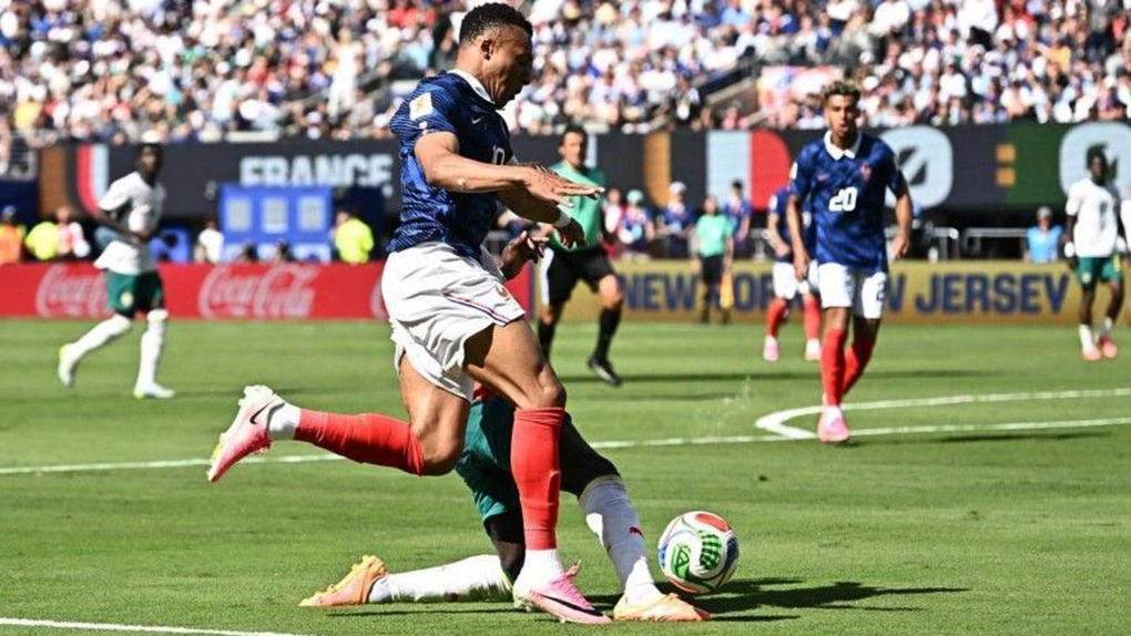 Sadio Mane đã không vào trúng bóng khi tranh chấp với Kylian Mbappe ở phút 58 trong trận Pháp – Senegal ở sân MetLife, New Jersey, Mỹ ngày 16/6/2026. Ảnh: Reuters