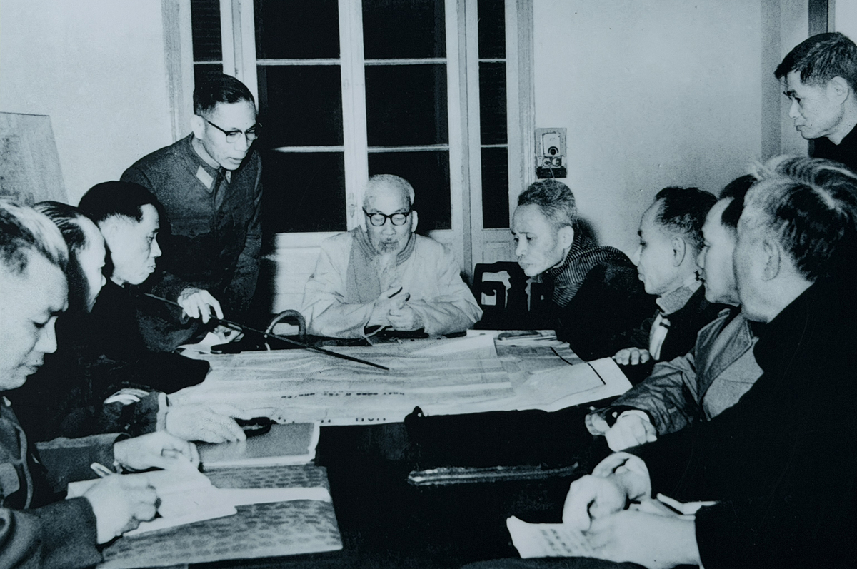 Ảnh chụp ngày 28/7/1967, Chủ tịch Hồ Chí Minh họp Hội nghị Bộ Chính trị Trung ương Đảng, quyết định mở đợt tổng tấn công và nổi dậy Tết Mậu Thân năm 1968.