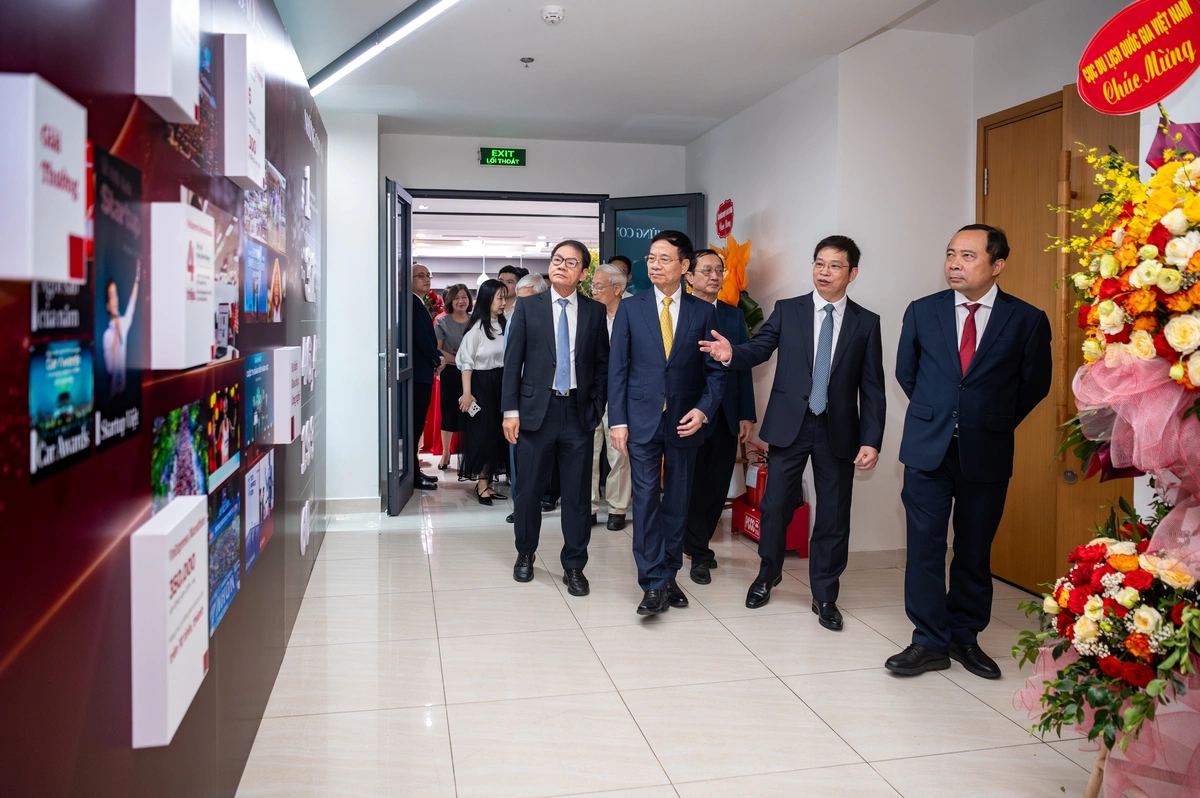 Bộ trưởng Khoa học và Công nghệ Vũ Hải Quân cùng các nguyên Bộ trưởng Đỗ Trung Tá, Nguyễn Quân, Huỳnh Thành Đạt, Nguyễn Mạnh Hùng nghe Tổng Biên tập VnExpress Phạm Hiếu giới thiệu những dấu ấn nổi bật trên hành trình 25 năm phát triển của tờ báo.