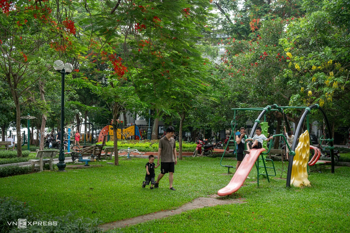 Các đoạn qua vườn hoa hiện hữu, phương án mở rộng được nghiên cứu theo hướng giữ lại tối đa không gian cây xanh. Tuyến đường mở rộng dự kiến bố trí mặt đường 7 m mỗi bên và vỉa hè 5 m phía hồ, qua đó hạn chế ảnh hưởng đến cảnh quan khu vực.