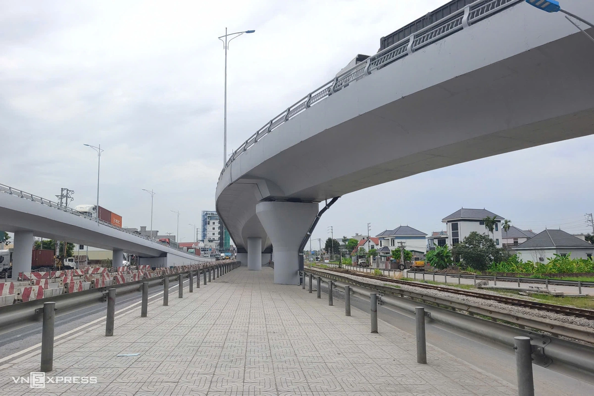 Dưới cầu là hệ thống đường gom quy mô cấp 4 đồng bằng, dài hơn 1,3 km, rộng 8 m đã đưa vào sử dụng.