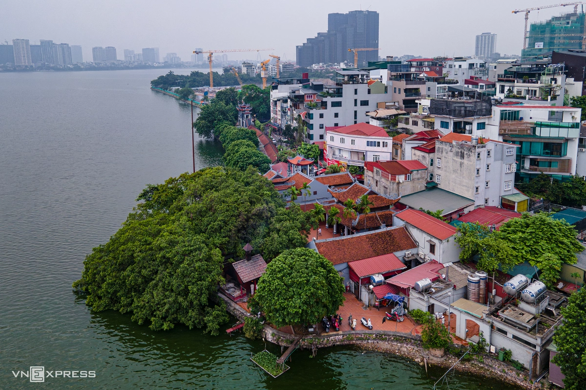 Dọc tuyến đường ven Hồ Tây hiện có nhiều di tích lịch sử, văn hóa và tín ngưỡng lâu đời như chùa Trấn Quốc, chùa Võng Thị và phủ Tây Hồ..., tạo nên nét đặc trưng riêng cho không gian cảnh quan quanh hồ.