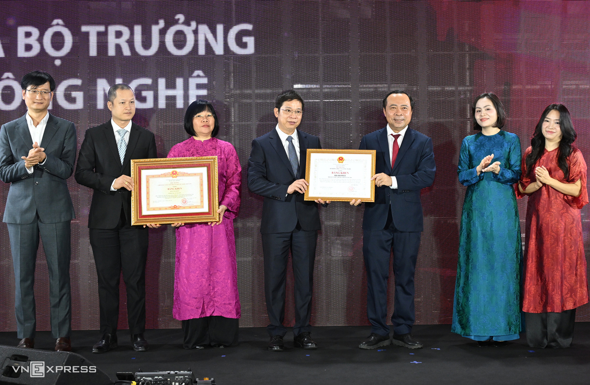 Cùng với bằng khen của Thủ tướng, Bộ trưởng Vũ Hải Quân cũng trao tặng bằng khen của Bộ trưởng Bộ Khoa học và Công nghệ cho Báo VnExpress vì đã có thành tích xuất sắc trong công tác thông tin, tuyên truyền chủ trương, đường lối của Đảng, chính sách, pháp luật của Nhà nước; tuyên truyền về khoa học, công nghệ, đổi mới sáng tạo và chuyển đổi số, góp phần vào sự nghiệp xây dựng và phát triển ngành khoa học và công nghệ.