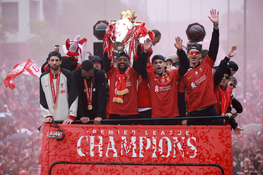 Các cầu thủ Liverpool rước cúp Ngoại hạng Anh trên đường phố Liverpool, Anh ngày 26/5/2025. Ảnh: Reuters