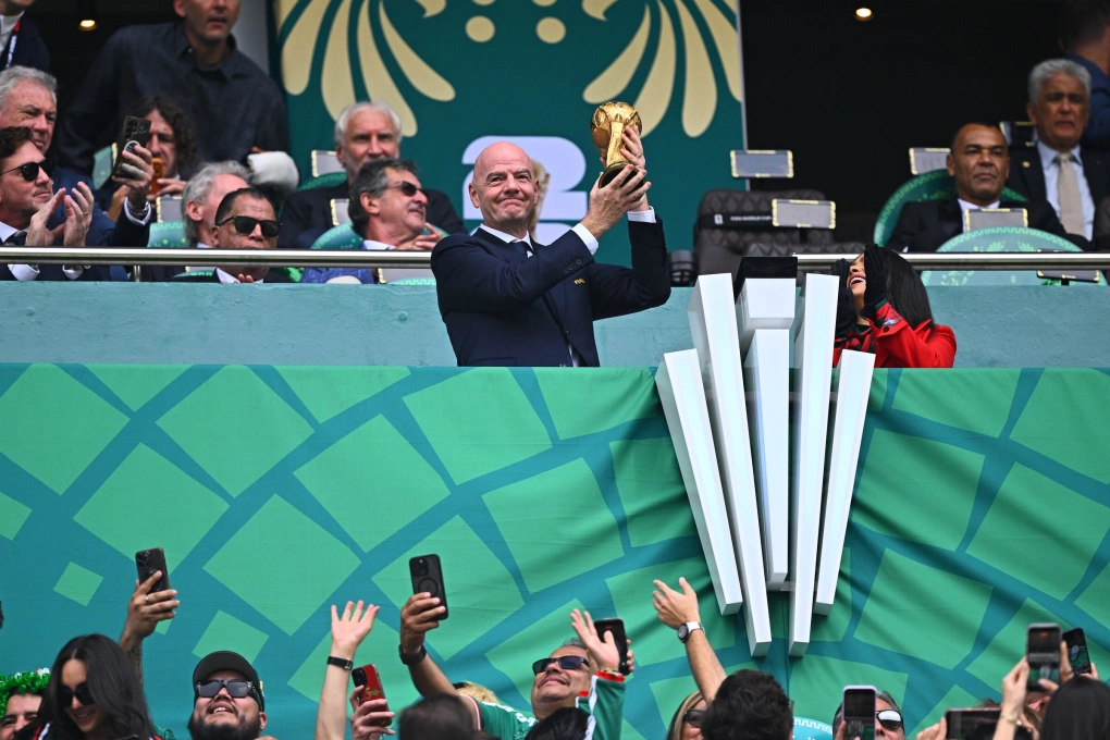 Chủ tịch FIFA Gianni Infantino cầm cúp vàng World Cup trong buổi lễ khai mạc World Cup 2026 tại sân Azteca, Mexico City, Mexico ngày 12/6/2026. Ảnh: El Pais