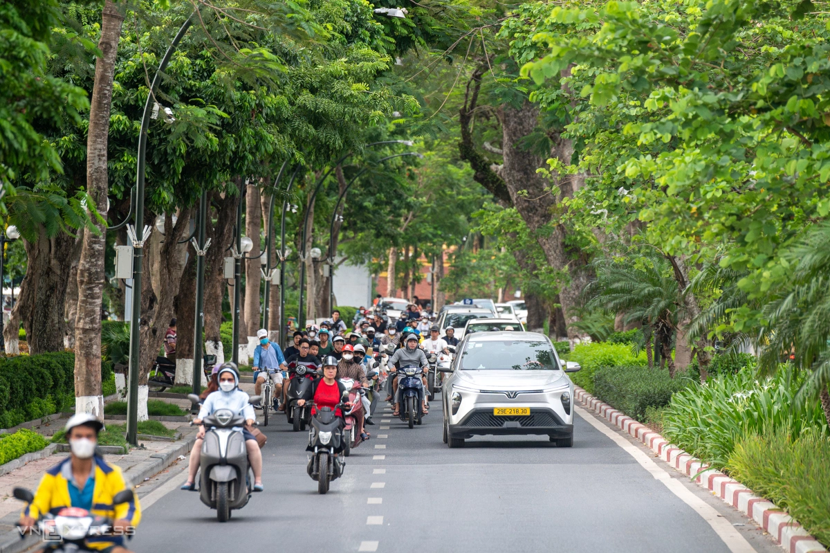 Đối với các tuyến Thanh Niên, Quảng Khánh và Lạc Long Quân, phương án đề xuất giữ nguyên mặt cắt giao thông hiện trạng. Việc cải tạo sẽ tập trung vào chỉnh trang vỉa hè, vườn hoa, công viên và các không gian công cộng ven hồ nhằm nâng cao chất lượng cảnh quan đô thị. Theo đề xuất, toàn bộ dự án cải tạo và phát huy giá trị khu vực Hồ Tây sẽ hoàn thành vào năm 2030. Nếu được triển khai đúng tiến độ, dự án sẽ làm thay đổi diện mạo khu vực Hồ Tây.
