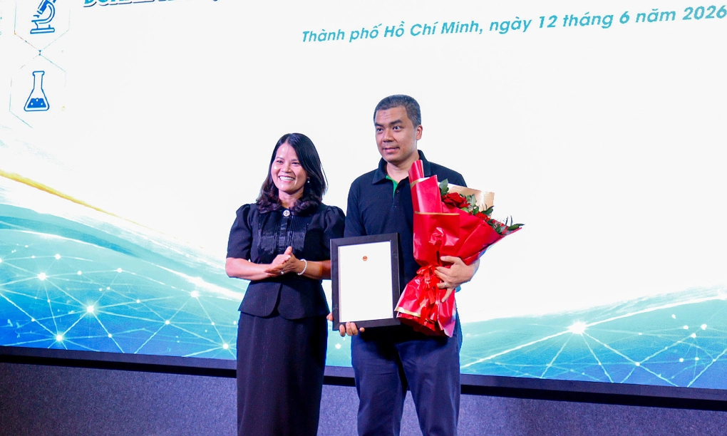 Đại diện Sở KH&CN TP HCM (trái) trao chứng nhận cho đại diện GreenNode. Ảnh: Trần Quỳnh
