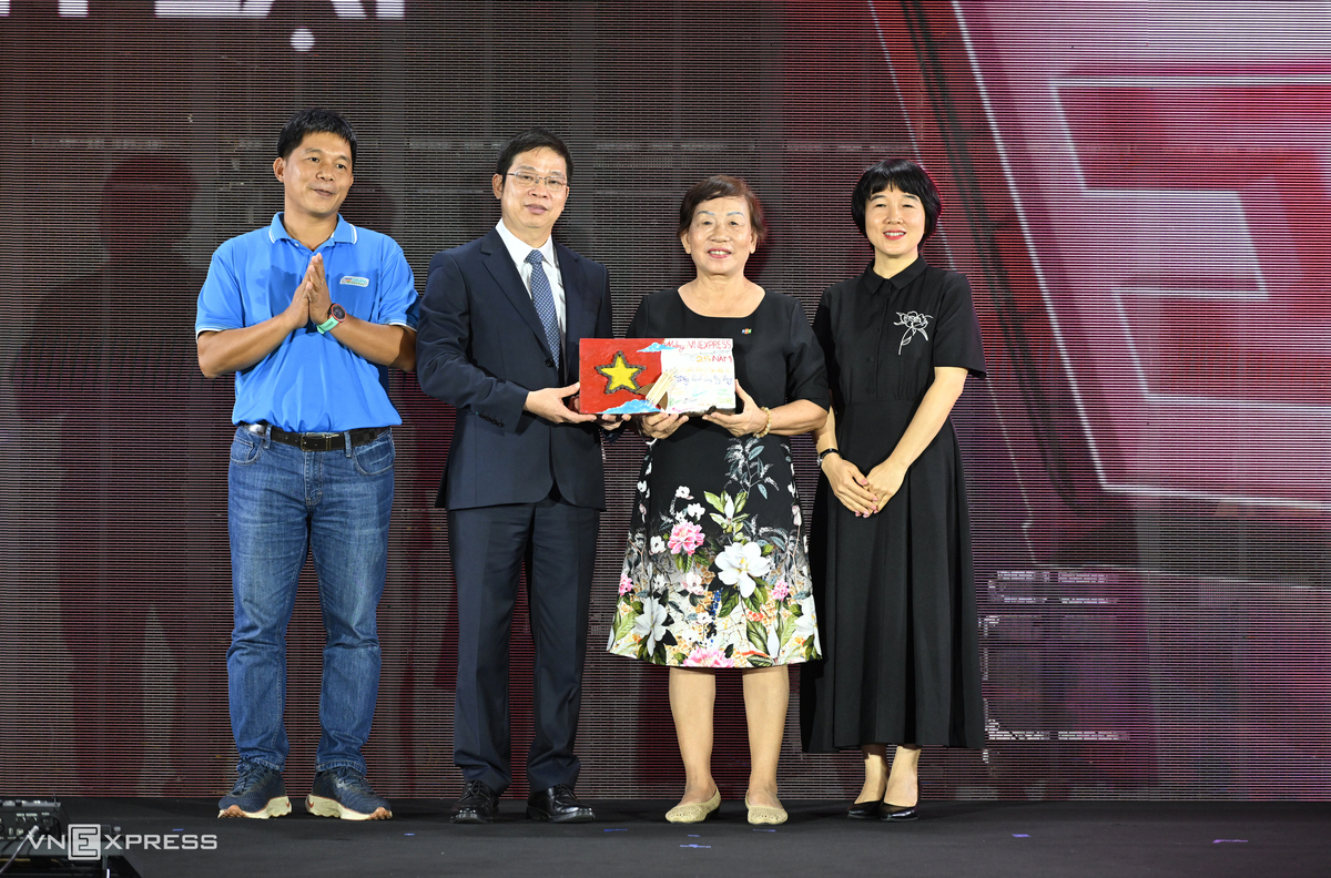 Bà Trương Thanh Thanh, Chủ tịch Quỹ Hy vọng, trao tặng Báo VnExpress món quà do các học sinh Trường Hope - những em nhỏ mất cha mẹ vì đại dịch Covid-19 - tự tay làm để chúc mừng dấu mốc 25 năm của tờ báo.