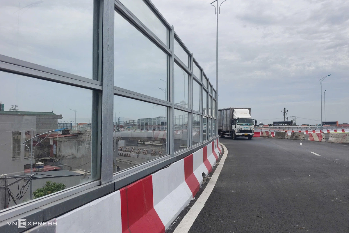 Hệ thống vách kính trong suốt được lắp đặt dọc thành cầu (phía trên dải bêtông sơn đỏ - trắng), vừa có tác dụng cách âm, ngăn bụi và tiếng ồn phương tiện ảnh hưởng đến khu dân cư sát bên đường, vừa đảm bảo tầm nhìn, ánh sáng và mỹ quan đô thị.