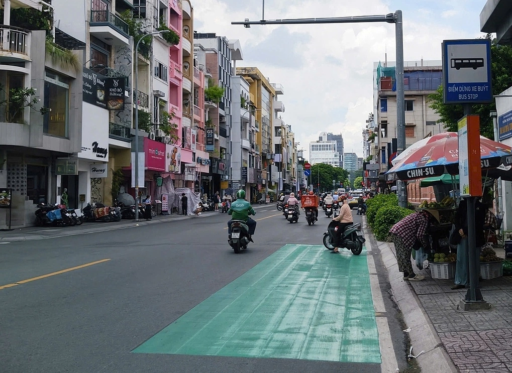 Điểm dừng xe buýt trên đường Hai Bà Trưng được sơn phản quang màu xanh, ngày 24/6. Ảnh: Đình Văn
