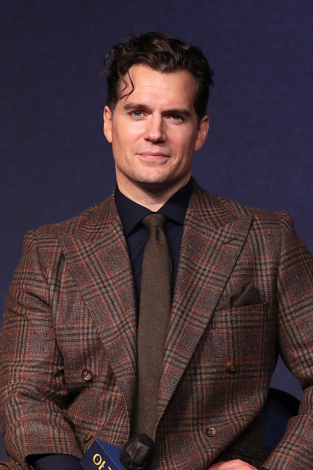 Henry Cavill Theo Esquire, ngôi sao Superman được xem là hình mẫu gần với James Bond nhất nhờ ngoại hình lịch lãm, có kinh nghiệm làm việc với các thương hiệu lớn. Anh từng vào vòng cuối của buổi tuyển chọn cho Casino Royale năm 2005 trước khi để vuột vai diễn vào tay Daniel Craig vì còn quá trẻ. Đạo diễn Martin Campbell sau đó khẳng định Cavill hoàn toàn có thể hóa thân James Bond. Nhiều năm qua, anh nói mong muốn trở thành điệp viên 007 nếu nhận được lời mời. Tài tử hiện 42 tuổi, hẹn hò doanh nhân Natalie Viscuso, 36 tuổi, khoảng 5 năm. Đầu năm ngoái, cả hai đón con đầu lòng. Ảnh: Universal Pictures