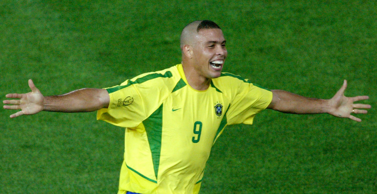 4. Ronaldo (Brazil) Nguyên nhân khiến Ronaldo lên cơn co giật trước trận chung kết World Cup 1998 vẫn là bí ẩn cho đến ngày nay. Nhưng nhiều người tin rằng trận đấu tại Paris đã rất khác nếu tiền đạo Brazil đạt trạng thái thể chất và tinh thần tốt nhất. Khi đó, không có tiền đạo nào khiến đối thủ e ngại hơn Ronaldo. "Người ngoài hành tinh" sở hữu tốc độ bùng nổ của một VĐV điền kinh, kỹ thuật của một cầu thủ chạy cánh và khả năng ghi bàn của một trung phong hàng đầu. Dù chơi dưới sức trong thất bại 0-3 trước Pháp ở chung kết, Ronaldo vẫn được trao Quả Bóng Vàng World Cup 1998 nhờ những màn trình diễn xuất sắc trước đó. Bốn năm sau, tại World Cup 2002, anh trải qua hành trình chuộc lỗi ngoạn mục. Sau gần bốn năm vật lộn với các chấn thương nghiêm trọng, Ronaldo ghi tám bàn trong bảy trận, gồm cú đúp ở chung kết giúp Brazil thắng Đức 2-0. "Tôi dần nhận ra điều vừa xảy ra", Ronaldo nói sau trận. "Niềm hạnh phúc và cảm xúc quá lớn đến mức khó diễn tả. Tôi từng nói chiến thắng lớn nhất của mình là được chơi bóng trở lại, được chạy và ghi bàn trở lại. Nhưng chức vô địch thế giới thứ năm của Brazil đã hoàn tất hành trình hồi sinh ấy".