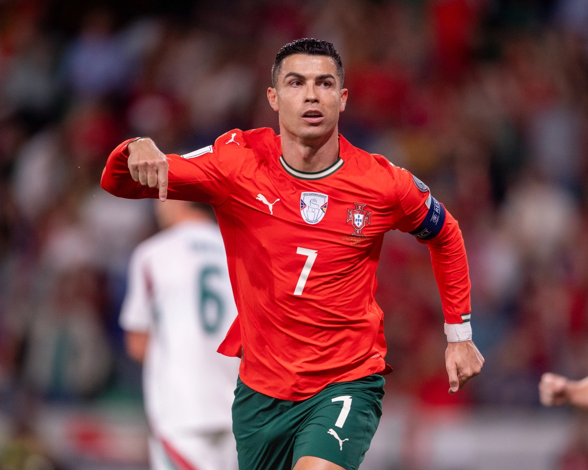 Tiền đạo Cristiano Ronaldo (Bồ Đào Nha), 41 tuổi Siêu sao người Bồ Đào Nha bước vào kỳ World Cup thứ sáu, được xem như cơ hội cuối cùng, để sưu tập danh hiệu lớn duy nhất còn thiếu trong sự nghiệp. Tuổi tác là rào cản lớn với Ronaldo nhưng có thể được bù đắp bởi những đồng đội tài năng, đặc biệt ở hàng tiền vệ với Vitinha, Joao Neves, Bruno Fernandes và Bernardo Silva.