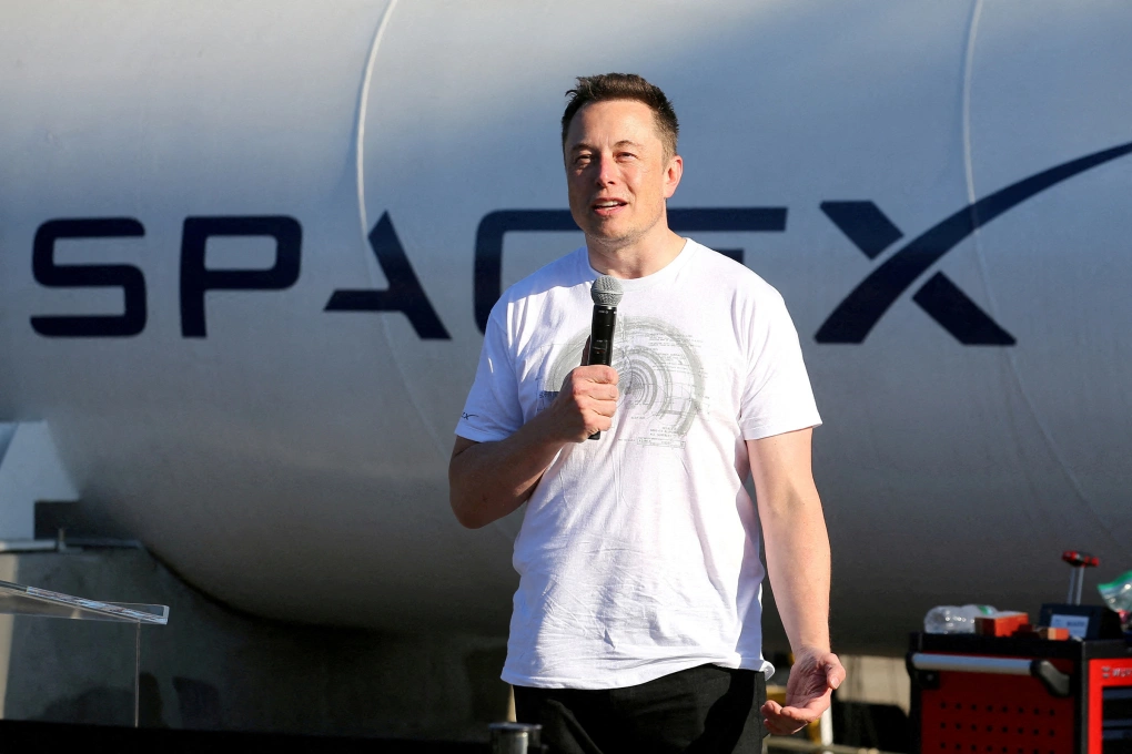 Elon Musk, nhà sáng lập kiêm CEO SpaceX, phát biểu tại cuộc thi SpaceX Hyperloop Pod Competition II ở Hawthorne, California, ngày 27/8/2017. Ảnh: Reuters