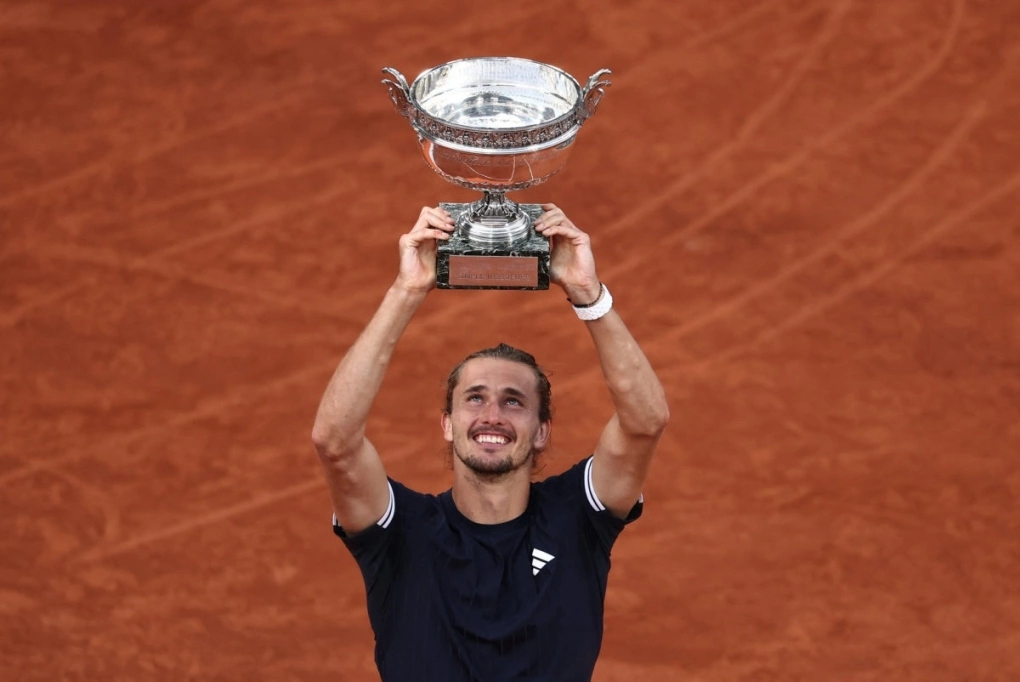 Zverev mừng chức vô địch Roland Garros, trên sân Philippe Chatrier, Paris, Pháp hôm 7/6. Ảnh: AP