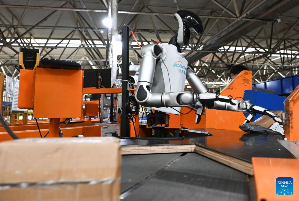 Robot hình người phân loại 1.200 bưu kiện mỗi giờ