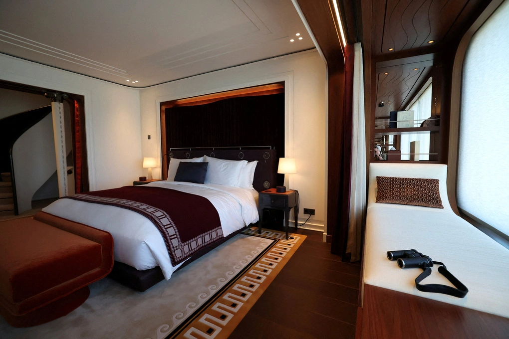 Một phòng suite hai tầng trên tàu Orient Express Corinthian, tại xưởng đóng tàu Chantiers de lAtlantique ở Saint-Nazaire, Pháp, ngày 28/4. Ảnh: Reuters