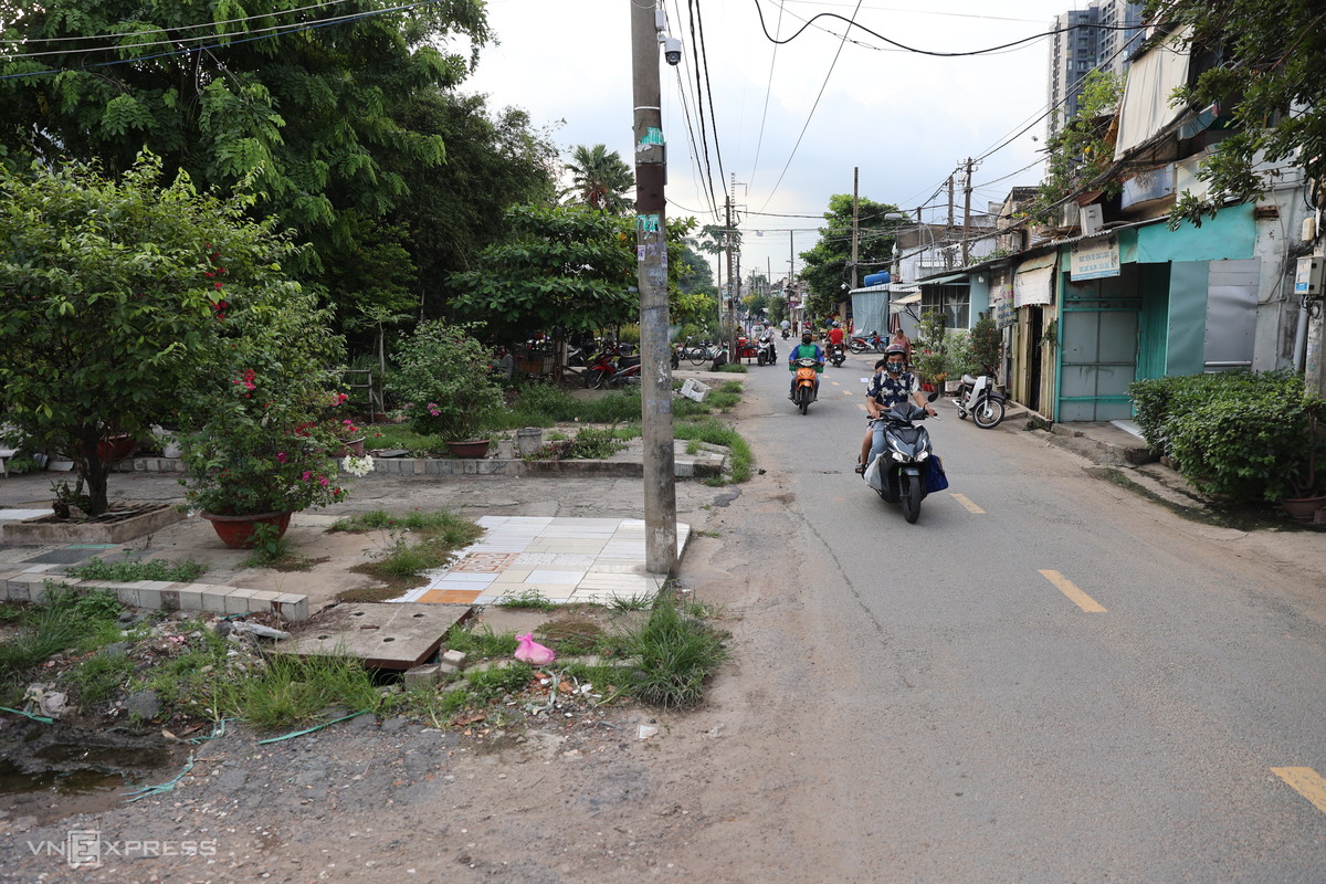Đường Cây Sung dài khoảng 500 m, rộng hai làn xe. Một dãy nhà đã lùi vào khoảng 10 m, bàn giao mặt bằng từ nhiều năm trước.
