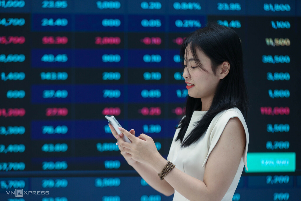 Nhà đầu tư đang theo dõi thị trường tại một công ty chứng khoán ở TP HCM, tháng 4/2026. Ảnh: Quỳnh Trần