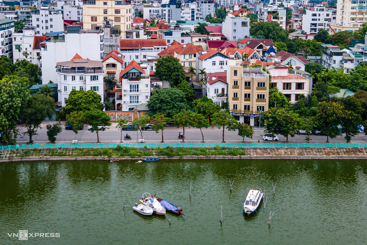 Tiếp giáp bán đảo Quảng An, phố Quảng Bá được nghiên cứu mở rộng với hai làn xe mỗi chiều, dải phân cách giữa rộng 2 m và không lấn về phía khu dân cư hiện hữu.