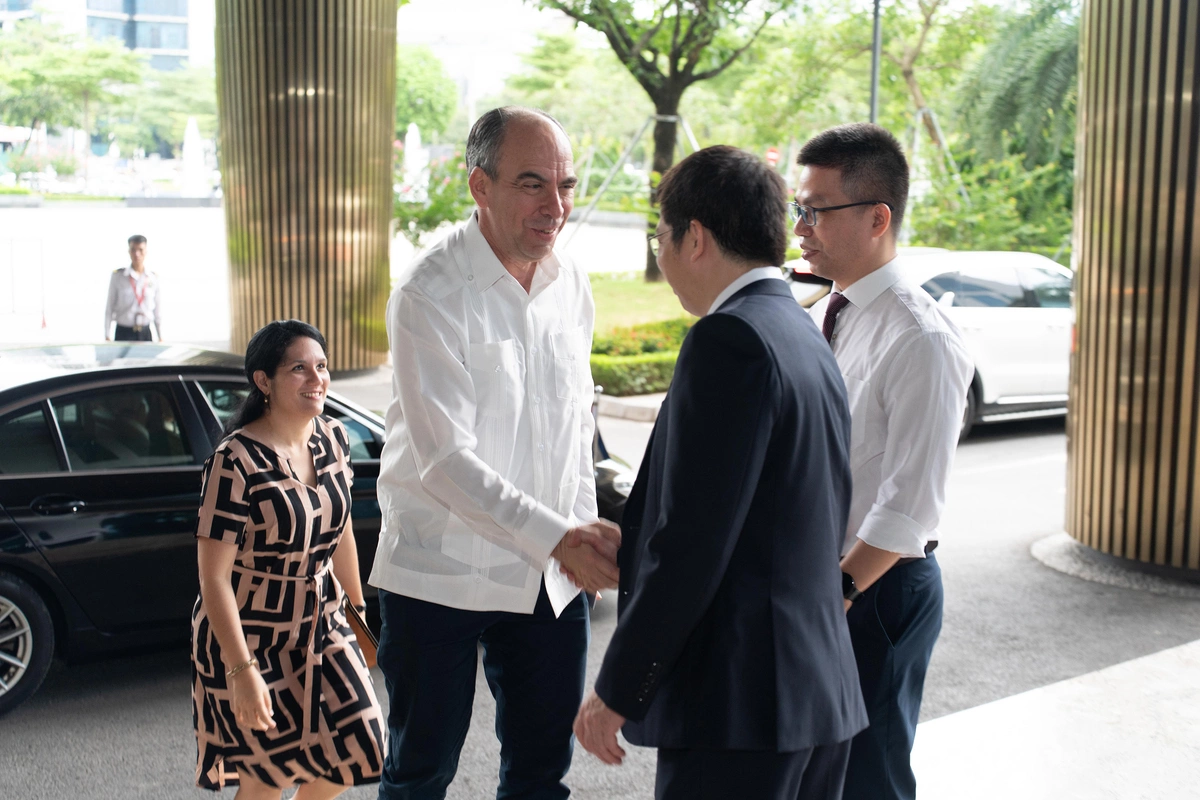 Nhiều Đại sứ, Tham tán công sứ tham dự chương trình. Trong ảnh là Đại sứ đặc mệnh toàn quyền Cuba tại Việt Nam Rogelio Polanco Fuentes.