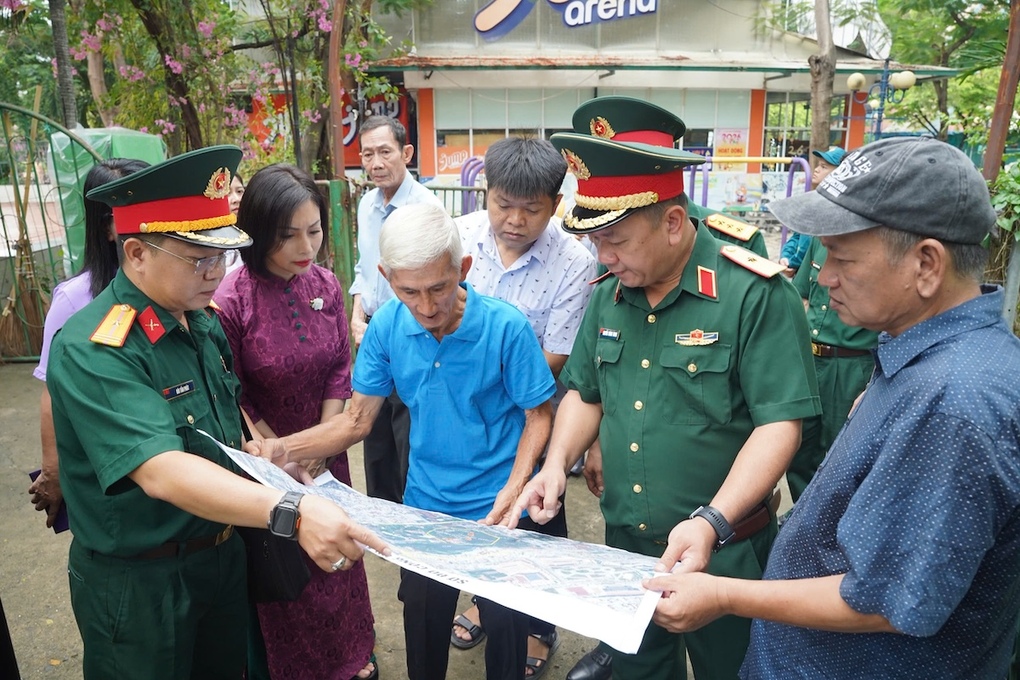 Ông Vô Huy Thịnh khoang vùng vị trí từng chứng kiến cảnh chôn tập thể tại nghĩa trang Đô Thành ngày xưa để đối chiếu vị trị ở công viên Lê Thị Riêng, ngày 31/1. Ảnh: Nguyễn Huế