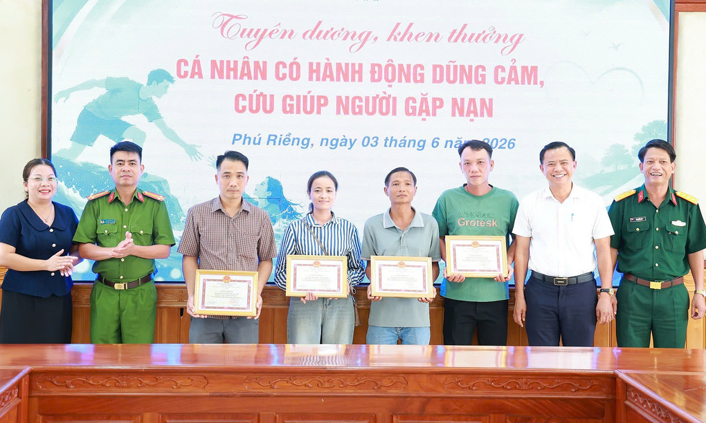 Những người cứu nạn được khen thưởng. Ảnh: Thái Hà