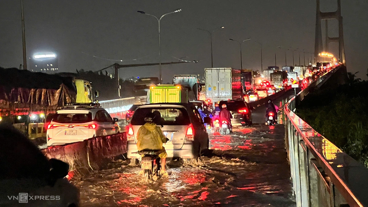 Cách xa lộ Hà Nội gần 15 km, mưa giông cũng khiến hai đầu cầu Phú Mỹ (nối quận 2 và quận 7 cũ) ngập nặng, dòng xe ùn ứ kéo dài. Theo Đài khí tượng thủy văn khu vực Nam bộ, ảnh hưởng từ gió mùa tây nam kết hợp với hội tụ gió trên cao khiến mây đối lưu phát triển và gây mưa dông trên diện rộng. Nhiều nơi ở TP HCM như Thủ Đức, Gò Vấp, Hóc Môn cũ có lượng mưa phổ biến 20-30 mm. Trong 3 giờ tới, mây đối lưu tiếp tục phát triển và mở rộng, gây mưa rào trên nhiều khu vực của thành phố.