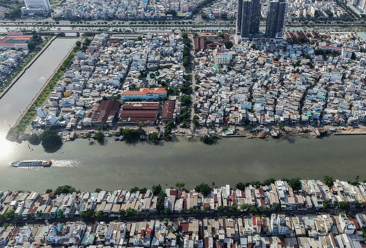 Tuyến đường vượt kênh Tàu Hủ (góc trên) và đại lộ Võ Văn Kiệt, theo đường Cây Sung đến kênh Đôi. Hệ thống cầu dài khoảng 3,1 km, rộng 16-30,5 m. Khu vực này hiện đông dân cư nhưng bị chia cắt bởi hai con kênh, chưa có cầu kết nối trực tiếp.