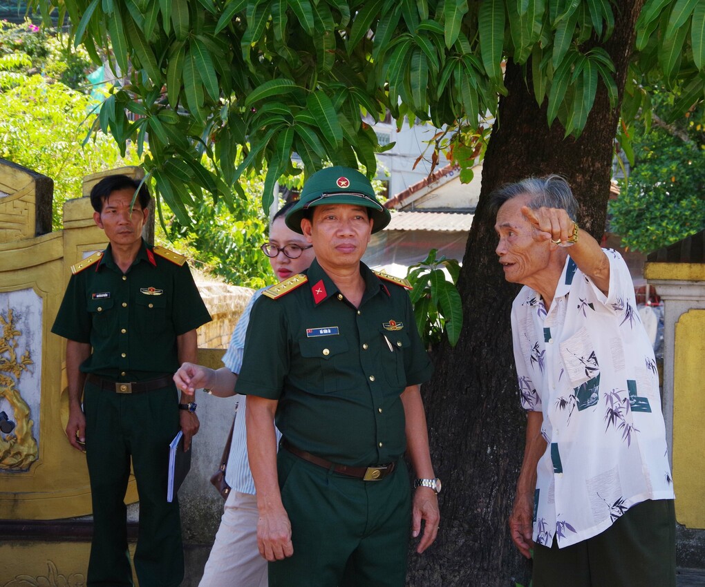 Đại tá Hà Văn Ái cùng cựu chiến binh Trung đoàn 6 Phú Xuân khảo sát vị trí. Ảnh: Quang Đạo
