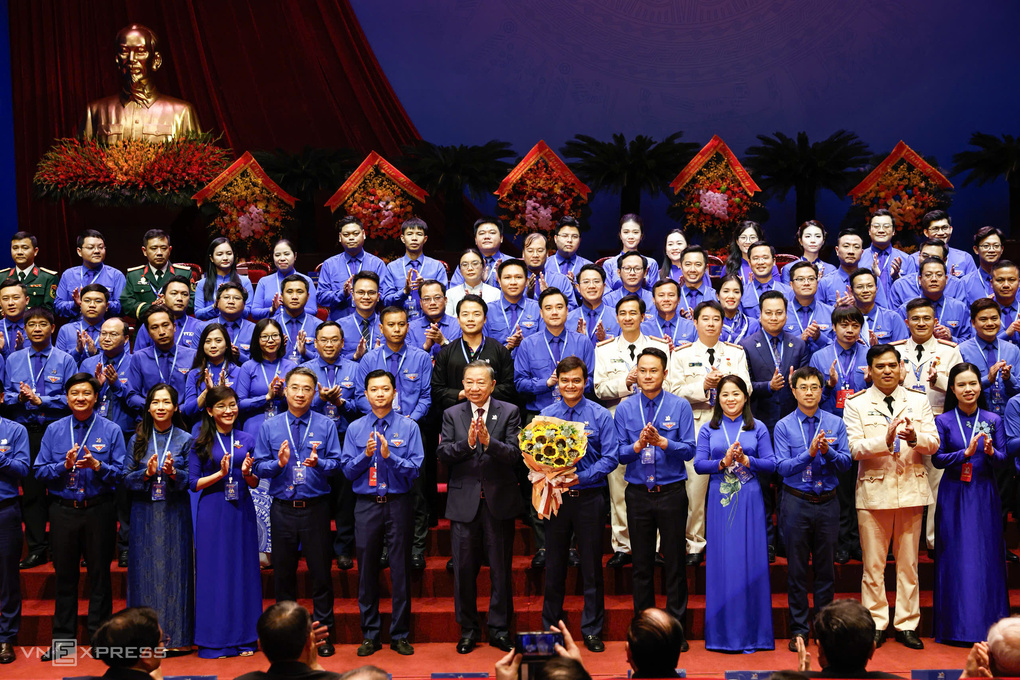 Tổng Bí thư, Chủ tịch nước Tô Lâm tặng hoa chúc mừng Ban Bí thư Trung ương Đoàn. Ảnh: Giang Huy