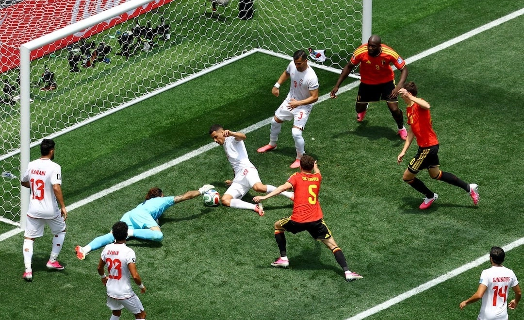 Pha cứu thua xuất thần giúp Iran hòa Bỉ ở World Cup