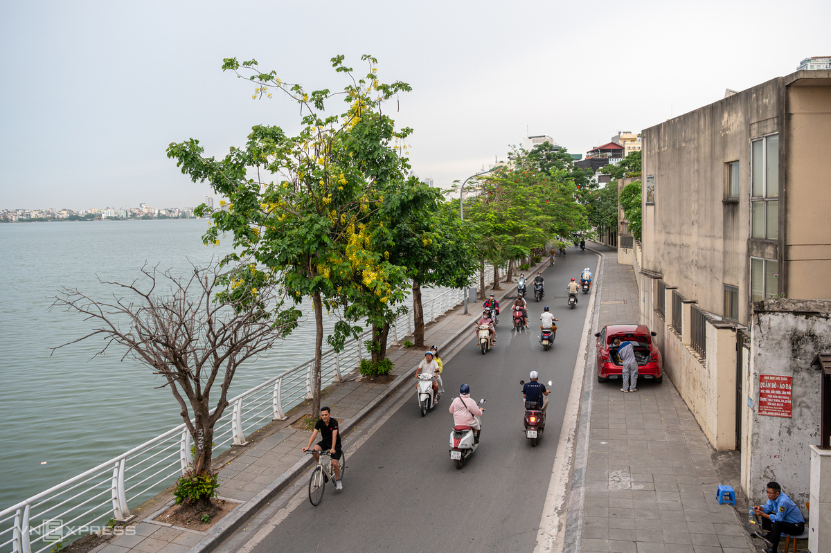 Theo phương án quy hoạch, phố Nguyễn Đình Thi và Trích Sài là hai tuyến đường ven Hồ Tây được nghiên cứu mở rộng. Với tổng chiều dài gần 5 km, mặt cắt ngang khoảng 8,5-9,5 m, đây là trục giao thông huyết mạch quanh hồ, thường xuyên chịu áp lực lớn khi lượng người dân và du khách đổ về khu vực Hồ Tây tăng cao, đặc biệt vào giờ cao điểm và dịp cuối tuần. Theo tờ trình của UBND TP Hà Nội gửi HĐND thành phố, dự án đầu tư, cải tạo và phát huy giá trị khu vực Hồ Tây kết hợp xây dựng tuyến đường giao thông cảnh quan ven hồ có tổng mức đầu tư sơ bộ hơn 30.000 tỷ đồng. Dự án dự kiến thực hiện theo phương thức đối tác công tư (PPP), hợp đồng BT, mục tiêu hoàn thành năm 2030.