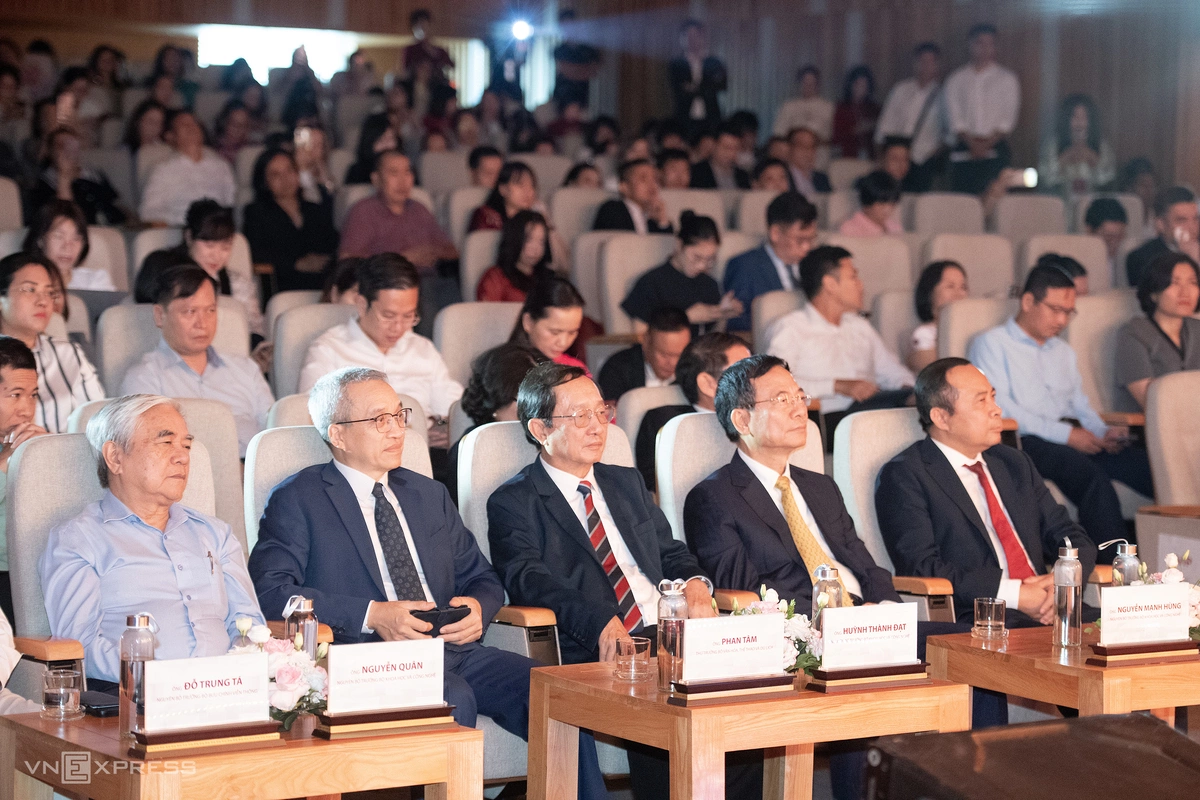 Từ phải qua là Bộ trưởng Bộ Khoa học và Công nghệ Vũ Hải Quân; hai nguyên Bộ trưởng Bộ Khoa học và Công nghệ Nguyễn Mạnh Hùng, Huỳnh Thành Đạt; Thứ trưởng Bộ Văn hóa Thể thao và Du lịch Phan Tâm; nguyên Bộ trưởng Khoa học và Công nghệ Nguyễn Quân, tại lễ kỷ niệm.