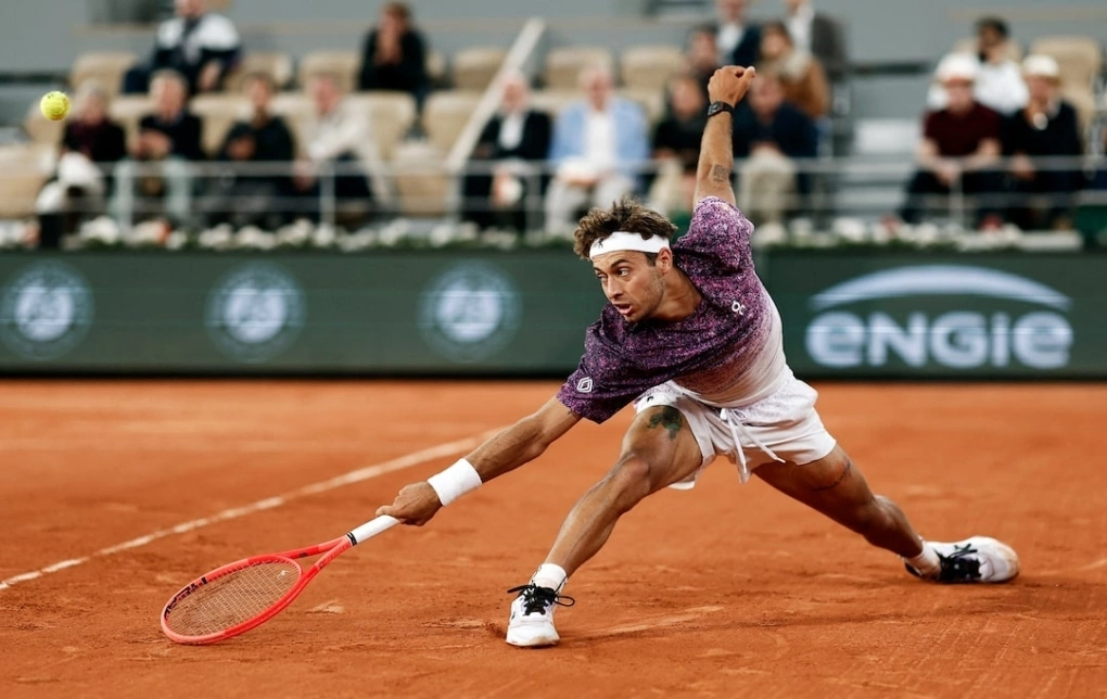 Cobolli cứu bóng ở tứ kết Roland Garros, trên sân Philippe Chatrier, Paris, Pháp hôm 3/6. Ảnh: Reuters