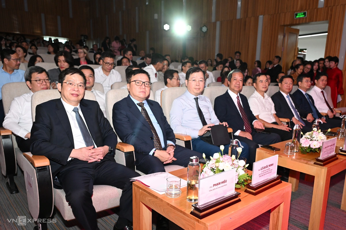 Từ trái qua là ông Phạm Hiếu, Tổng Biên tập Báo VnExpress; ông Lê Quốc Minh, Tổng Biên tập Báo Nhân Dân, Chủ tịch Hội Nhà báo Việt Nam; ông Nguyễn Thanh Lâm, Tổng giám đốc Đài truyền hình Việt Nam (VTV); ông Nguyễn Kim Sơn, Phó trưởng ban Chính sách, Chiến lược Trung ương; ông Bùi Thế Duy, Giám đốc Đại học Quốc gia Hà Nội; ông Trần Thanh Lâm, Phó trưởng ban Tuyên giáo và Dân vận Trung ương; ông Phạm Thanh Hà, Phó thống đốc Ngân hàng Nhà nước Việt Nam; ông Vũ Mạnh Hà, Thứ trưởng Thường trực Bộ Y tế dự lễ kỷ niệm.