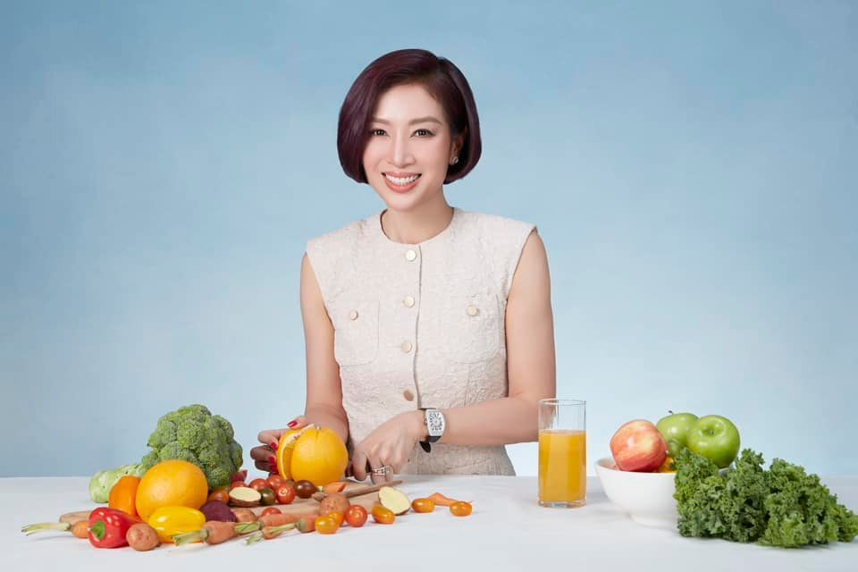 Trong dinh dưỡng, diễn viên theo đuổi nguyên tắc nạp đúng nhiên liệu cho cơ thể. Chị hạn chế thức ăn chế biến sẵn, nói không với chất kích thích và ưu tiên nguồn thực phẩm tươi sạch, bổ dưỡng nhưng ít calo.