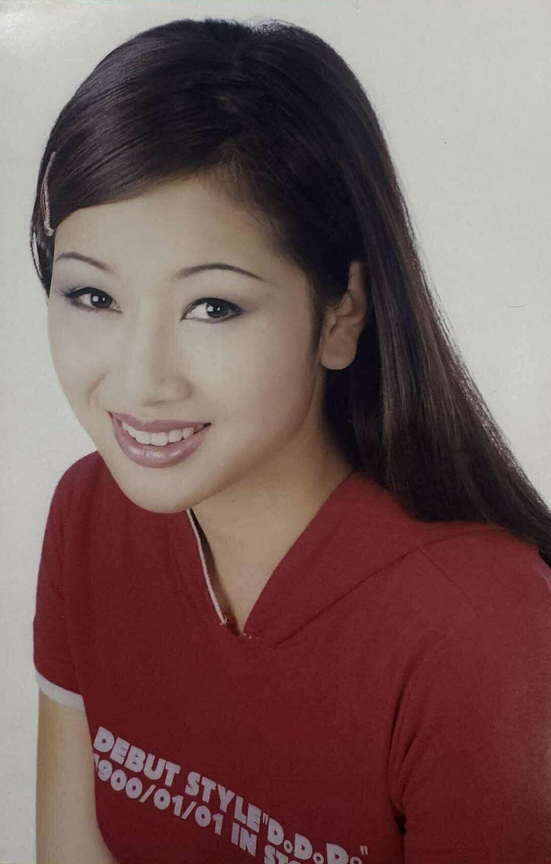 Nguyễn Thu Hương sinh năm 1979, quê Hà Nội. Chị đăng quang Hoa khôi Thể thao năm 1995, từng hoạt động sôi nổi trong làng mốt. Thu Hương từng làm MC cho các chương trình Phụ nữ thế kỷ 21, Làm giàu không khó. Ngoài ra, người đẹp tham gia đóng phim, từng được yêu thích với vai chính trong Cô thư ký xinh đẹp (hình), lên sóng cách đây 26 năm. Năm 2011, chị thi Hoa hậu Quý bà thế giới, đoạt á hậu.