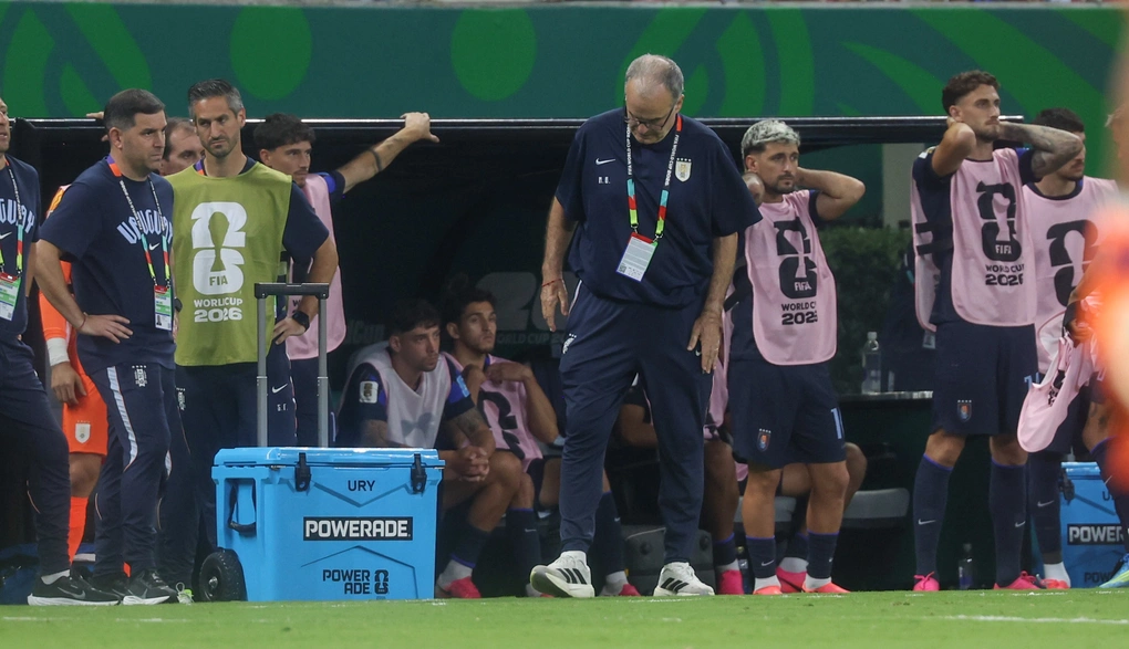 HLV Marcelo Bielsa và các thành viên tuyển Uruguay ở khu kỹ thuật trong trận Uruguay – Tây Ban Nha ở sân Akron, Guadalajara, Mexico ngày 26/6/2026. Ảnh: El Pais