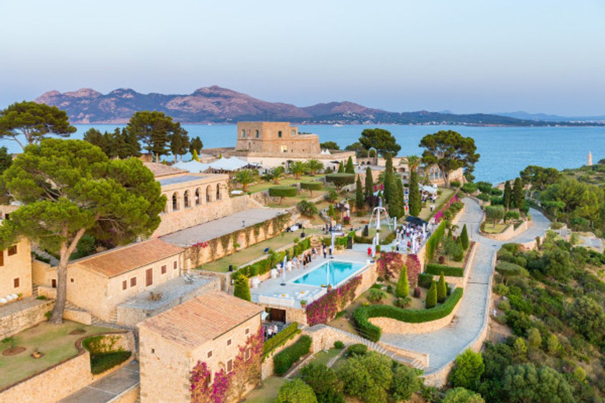 Khu villa và hồ bơi bên trong La Fortaleza Mallorca