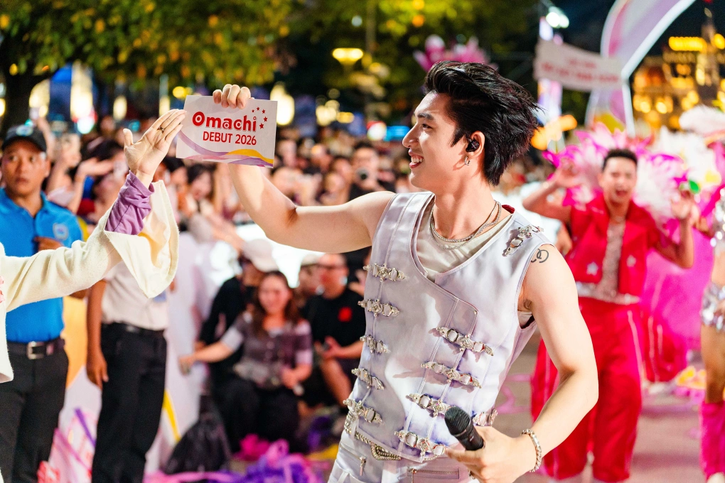 Hiếu Thứ Hai giới thiệu Omachi Lẩu tam hoa trong sự kiện Omachi Debut 2026. Ảnh: Omachi