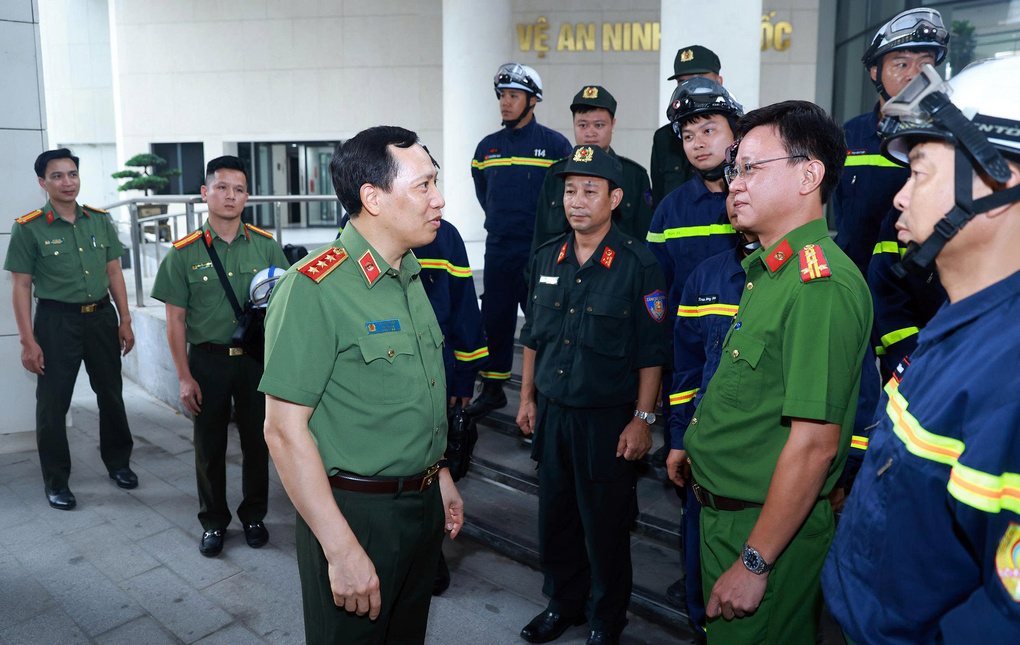 Thứ trưởng Lê Văn Tuyến động viên các thành viên trong đoàn. Ảnh: CACC