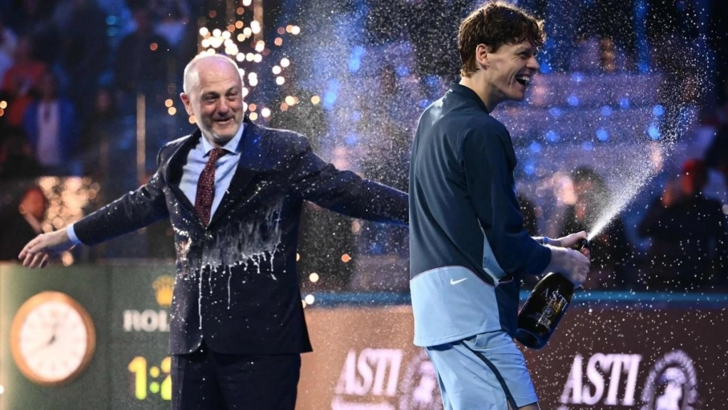 Ông Binaghi nhìn Sinner mừng chức vô địch ATP Finals tại Turin, Italy ngày 17/11/2024. Ảnh: AFP
