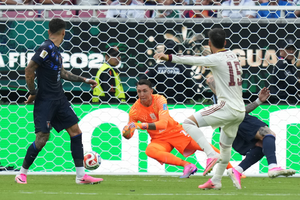 Alex Baena ghi bàn vào lưới thủ thành Fernando Muslera trong trận Uruguay – Tây Ban Nha ở sân Akron, Guadalajara, Mexico ngày 26/6/2026. Ảnh: AP