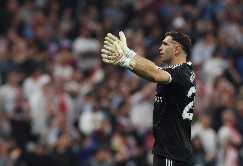 Thủ thành Emiliano Martinez trong trận Freiburg – Aston Villa ở chung kết Europa League 2025-2026 tại sân Besiktas Park, Istanbul, Thổ Nhĩ Kỳ ngày 21/5/2026. Ảnh: Reuters