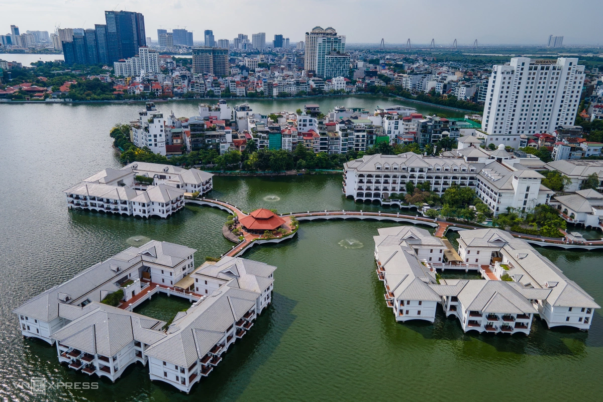 Giai đoạn một, dự án tập trung cải tạo, mở rộng khu vực Quảng An, dự kiến hoàn thành quý III/2027, các hạng mục còn lại được triển khai đến quý IV/2028. Theo phương án đề xuất, tuyến Quảng An - Từ Hoa sẽ được mở rộng lên khoảng 21 m. Để hạn chế tác động đến khu dân cư hiện hữu, phương án nghiên cứu xây dựng cầu cạn lấn ra phía Hồ Tây nhằm mở rộng không gian giao thông và cảnh quan. Trong ảnh là khu vực khách sạn nổi bên Hồ Tây trên phố Từ Hoa, một trong những điểm nhấn quen thuộc của tuyến đường ven hồ.