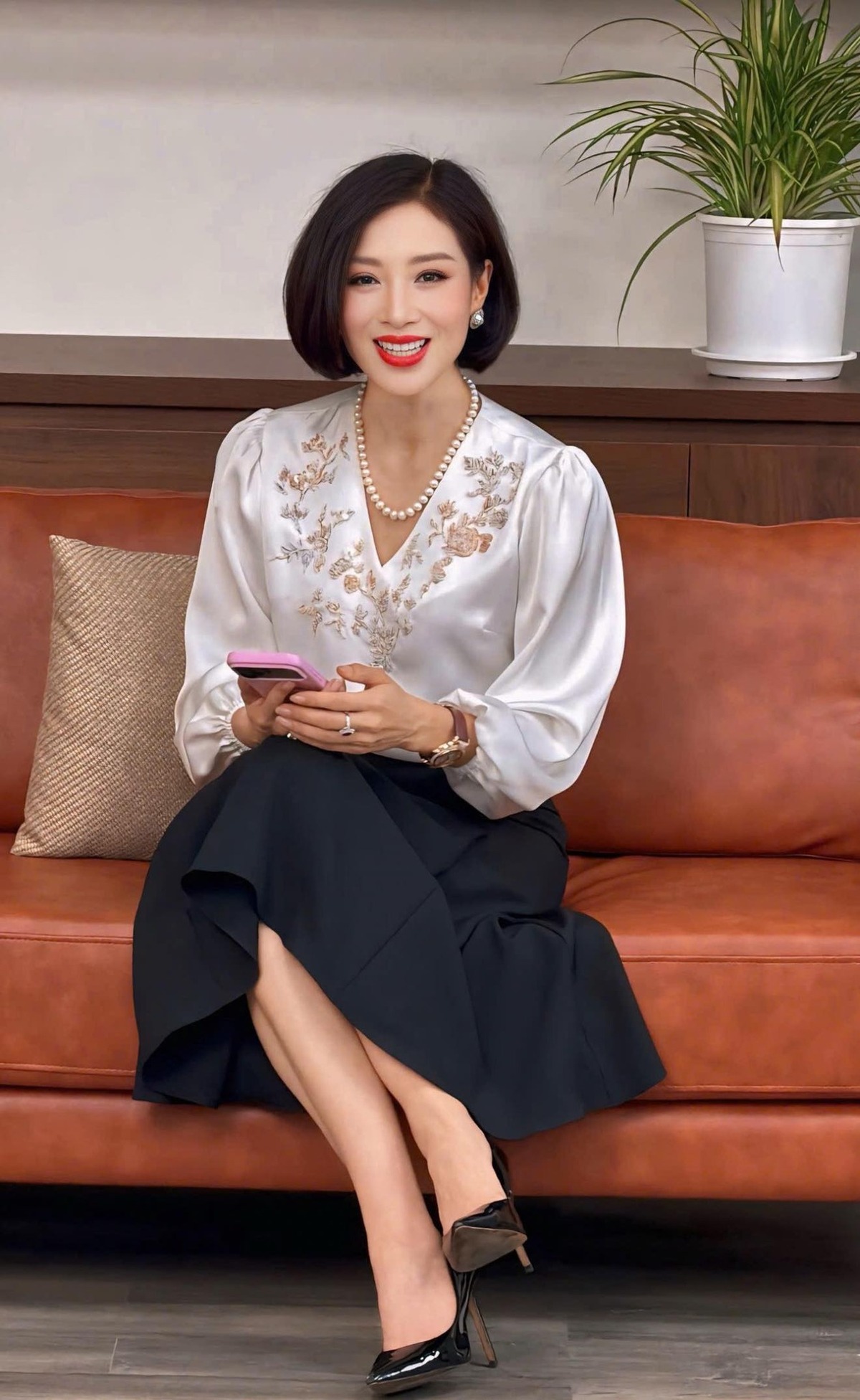 Thu Hương kết hợp chân váy và áo tay phồng trong một sự kiện hôm 26/5. Hoa khôi theo đuổi phong cách vintage, thanh lịch trong nhiều năm qua.