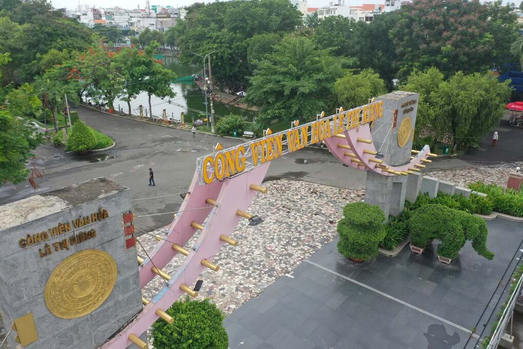 Vị trí khu nhà truyền thống, cầu Thê Húc phía sau cổng công viên Lê Thị Riêng nghi vấn có hố chôn tập thể liệt sỹ. Ảnh: Đình Văn