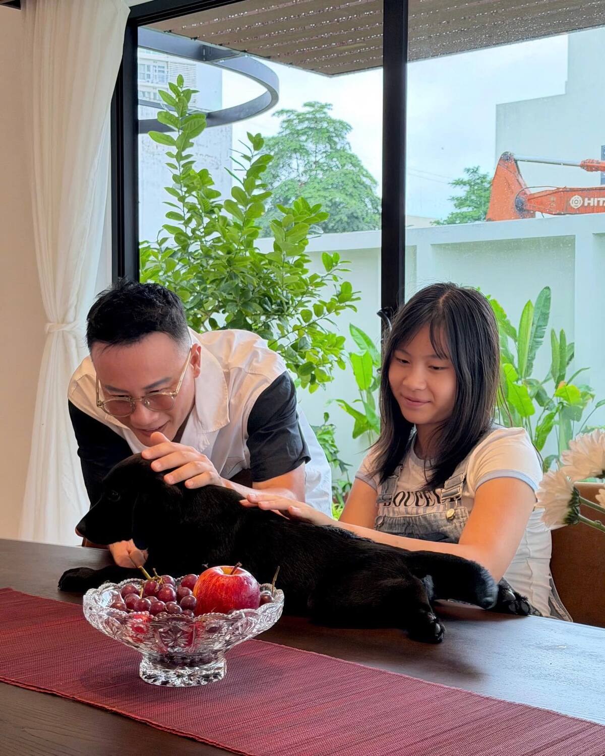 Ca sĩ và con gái - Minh Hà, 14 tuổi - vui đùa cùng chó cưng.